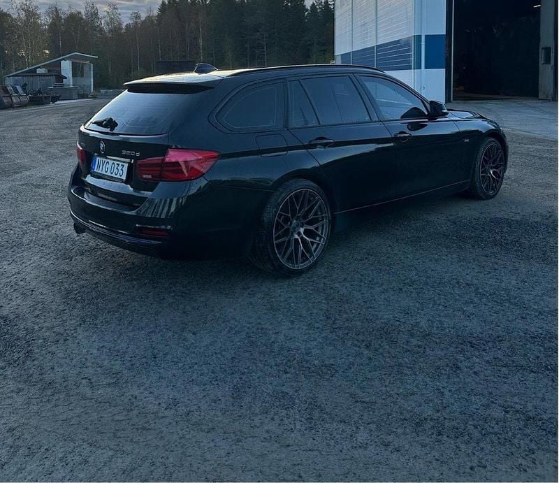 Svart Begagnad 2016 BMW 320 Sport Line Kombi | 165 000 kr (Marknadspris) - Bild 1/4