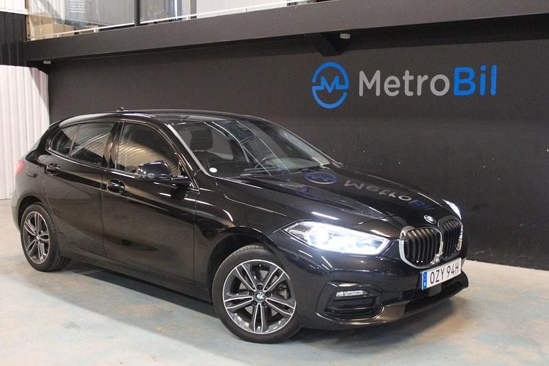 Svart Begagnad 2021 BMW 118 Sport Line Halvkombi | 239 900 kr (Marknadspris) - Bild 1/4