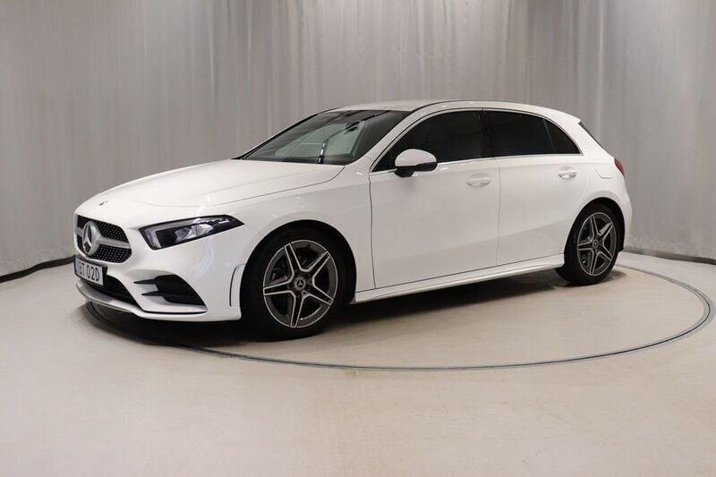 Vit Begagnad 2020 Mercedes A180 AMG Halvkombi | 244 400 kr (Marknadspris) - Bild 1/4