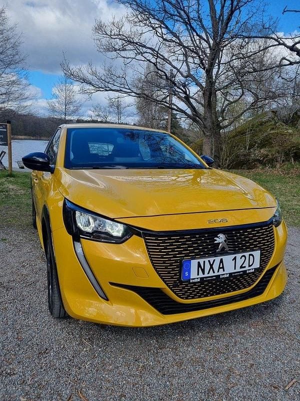 Gul Begagnad 2022 Peugeot e-208 Active Halvkombi | 190 000 kr (Marknadspris) - Bild 1/4