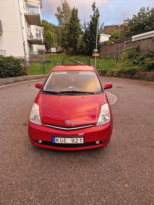 Röd Begagnad 2006 Toyota Prius Halvkombi | 56 500 kr (Marknadspris) - Bild 1/4