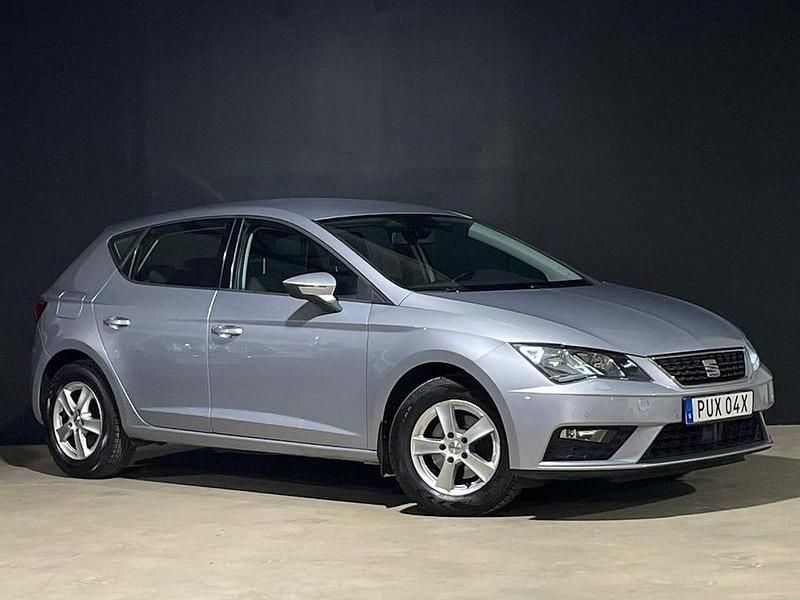 Begagnad Seat Leon Style 131 HK (96 kW) 2020 Silver Halvkombi