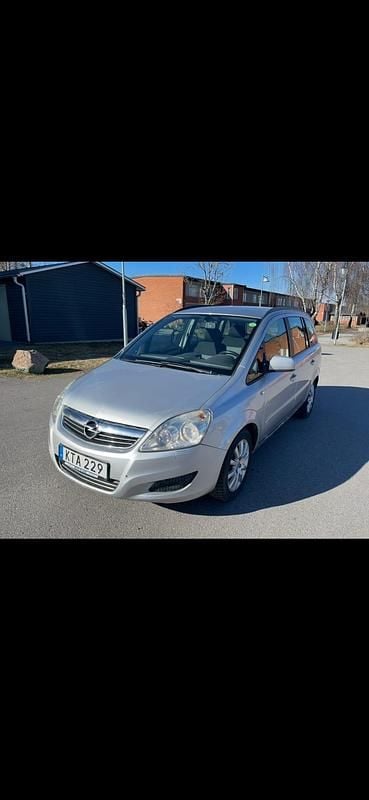 Begagnad Opel Zafira 140 HK (102 kW) 2010 Minibuss