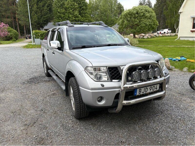 Silver Begagnad 2010 Nissan Navara Pickup | 90 000 kr (Marknadspris) - Bild 1/4