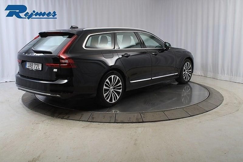 Begagnad Volvo V90 Core 253 HK (186 kW) 2022 Svart Kombi