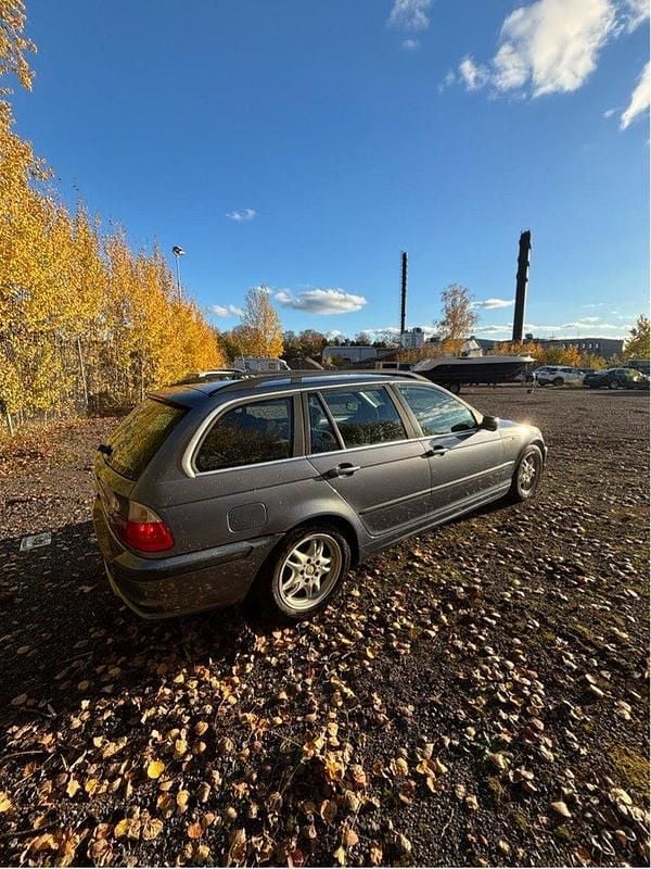 Blå Begagnad 2003 BMW 320 Kombi | 28 000 kr (Bra pris) - Bild 1/4