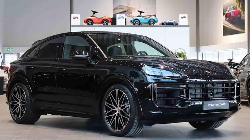 Svart Ny 2026 Porsche Cayenne S E-Hybrid SUV | 1 592 500 kr - Bild 1/1