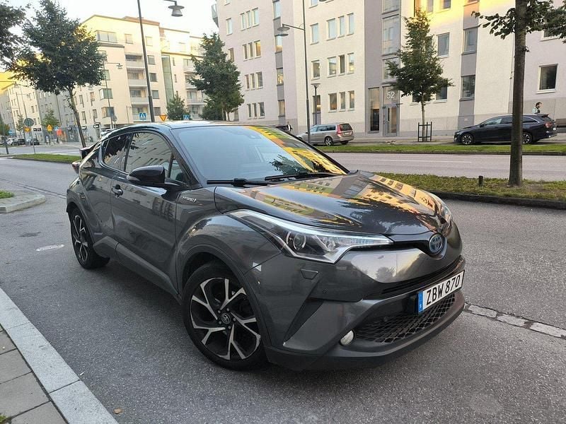 Grå Begagnad 2018 Toyota C-HR Style SUV | 144 000 kr (Marknadspris) - Bild 1/1