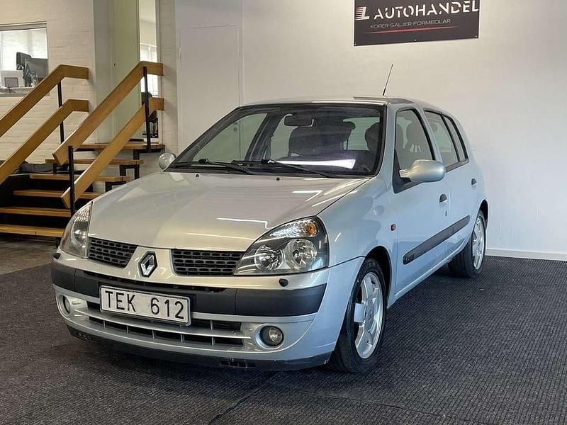 Ljusgrå Begagnad 2002 Renault Clio II Privilege Halvkombi | 19 900 kr (Marknadspris) - Bild 1/4
