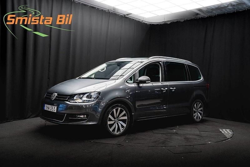 Mörkgrå Begagnad 2016 VW Sharan Minibuss | 219 700 kr (Marknadspris) - Bild 1/3