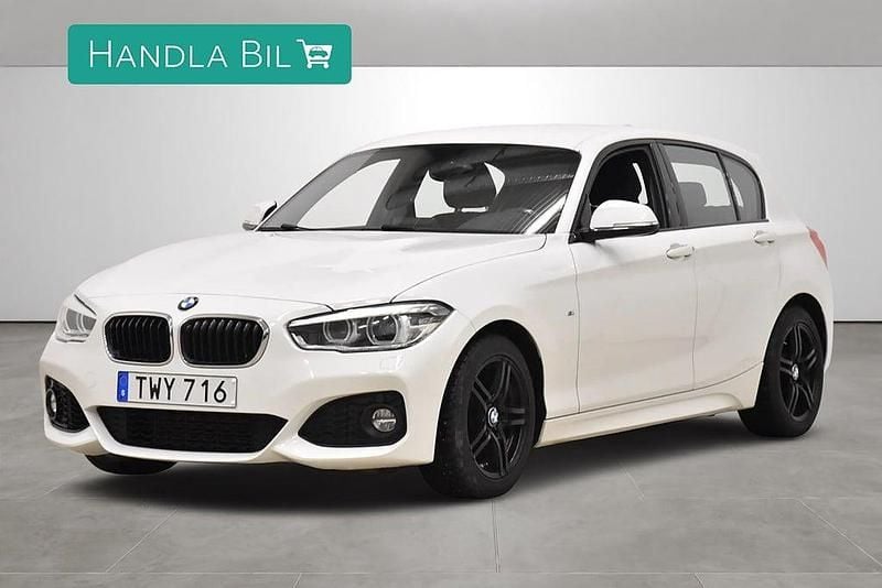 Vit Begagnad 2017 BMW 118 M Sport Halvkombi | 189 900 kr (Marknadspris) - Bild 1/4