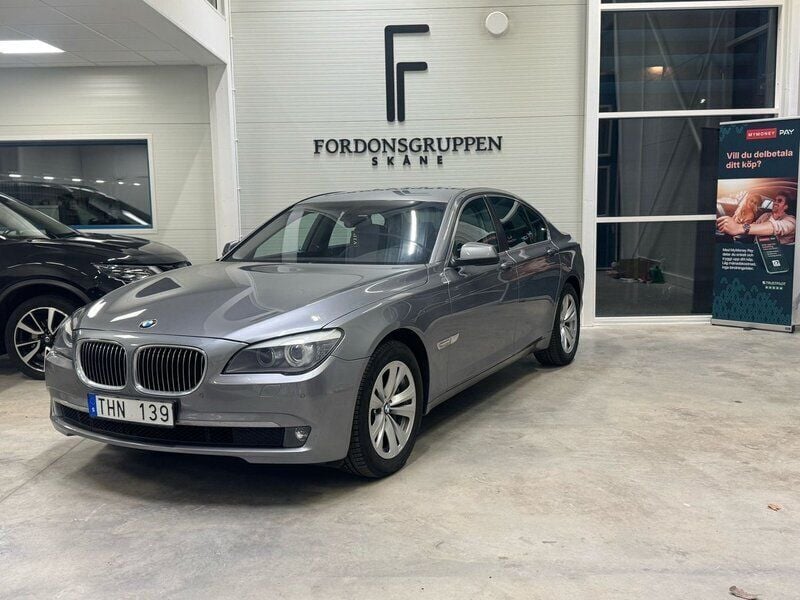 Ljusgrå (grå) Begagnad 2009 BMW 750 Sedan | 129 900 kr (Bra pris) - Bild 1/4