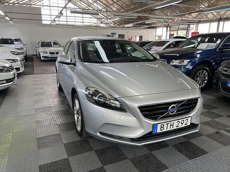 Silver Begagnad 2015 Volvo V40 Momentum Kombi | 139 500 kr (Marknadspris) - Bild 1/4