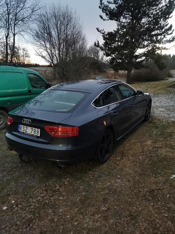 Grå Begagnad 2011 Audi A5 Sportback Comfort Halvkombi | 65 000 kr (Superpris) - Bild 1/4