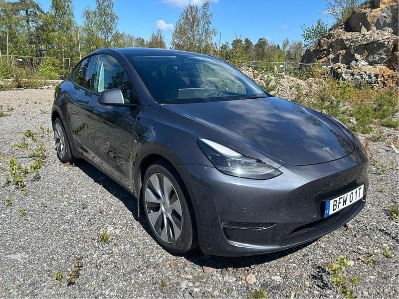Grå Begagnad 2021 Tesla Model Y Long Range SUV | 375 000 kr - Bild 1/4