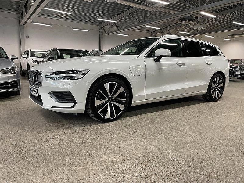 Vit Begagnad 2021 Volvo V60 Inscription Kombi | 309 000 kr (Marknadspris) - Bild 1/4
