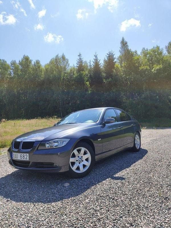 Grå Begagnad 2006 BMW 320 Advantage Sedan | 60 000 kr (Marknadspris) - Bild 1/4