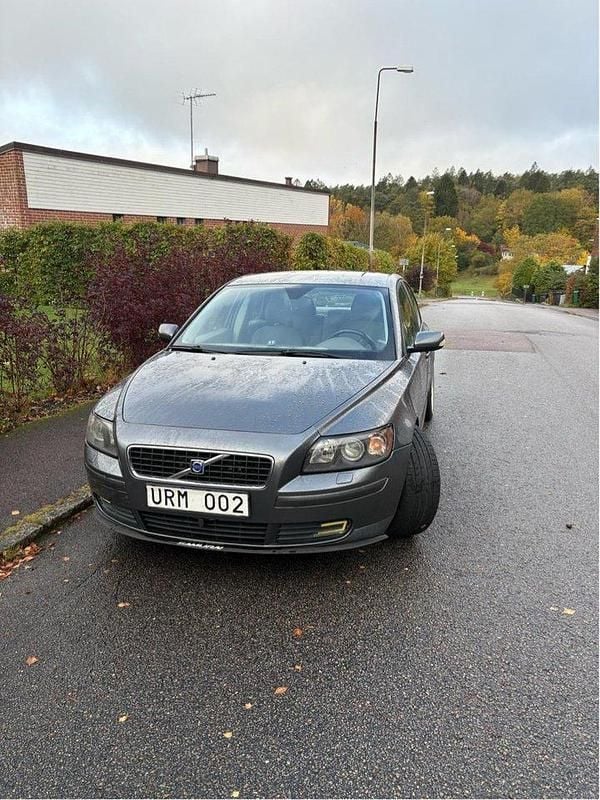 Grå Begagnad 2004 Volvo S40 Sedan | 13 000 kr (Marknadspris) - Bild 1/4