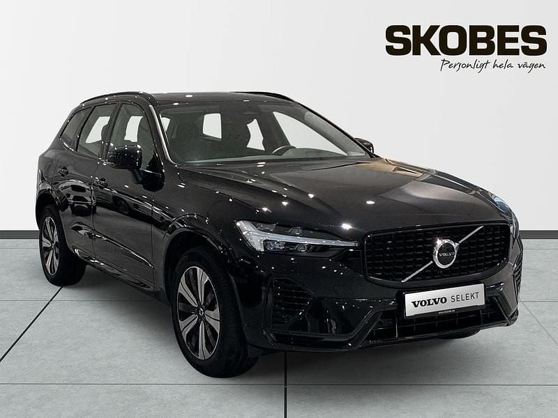 Svart Begagnad 2025 Volvo XC60 Plus SUV | 569 000 kr (Marknadspris) - Bild 1/4