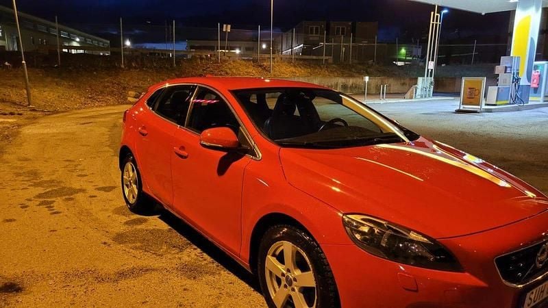 Röd Begagnad 2016 Volvo V40 Momentum Halvkombi | 125 000 kr (Bra pris) - Bild 1/4