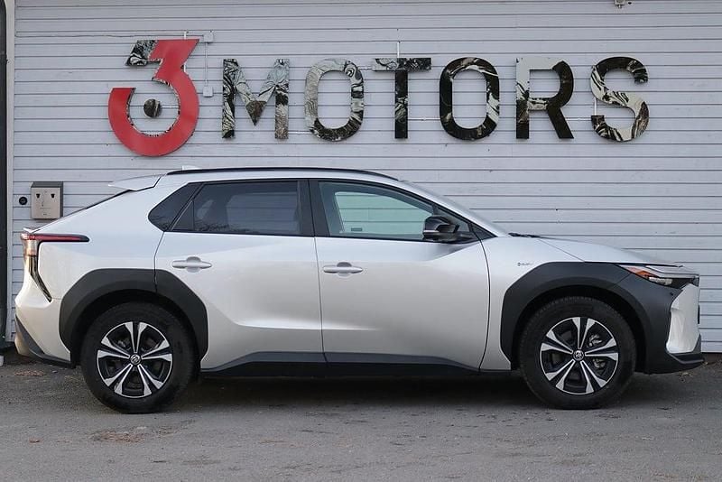 Begagnad Toyota bZ4X 164 kW (224 HK) 2024 Grå SUV