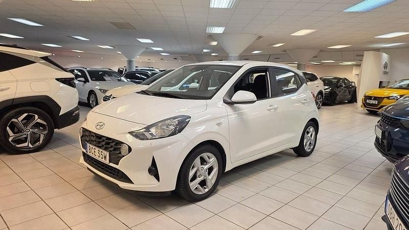Vit Begagnad 2022 Hyundai i10 Essential Halvkombi | 119 900 kr (Bra pris) - Bild 1/4