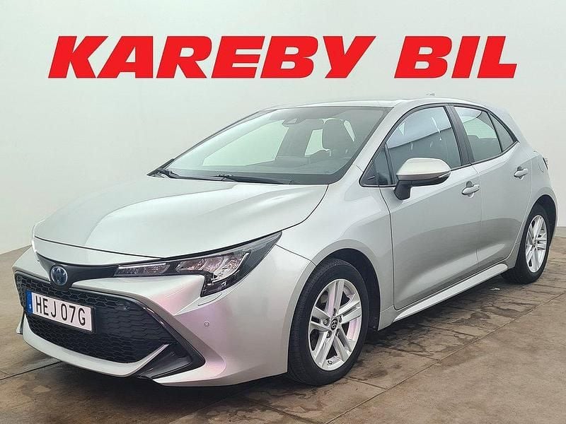 Silver Begagnad 2022 Toyota Corolla Hybrid Active Halvkombi | 168 900 kr (Marknadspris) - Bild 1/4