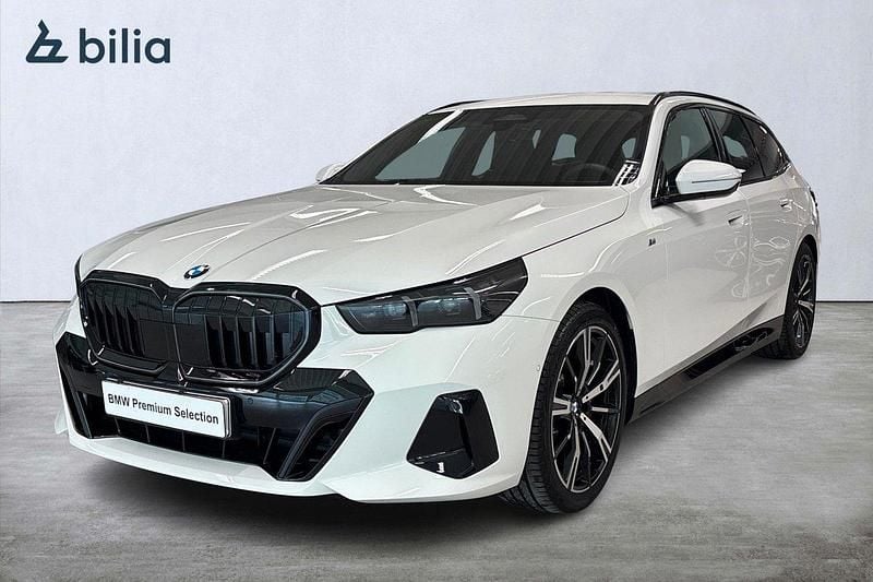 Vit Begagnad 2024 BMW 520 M Sport Kombi | 639 900 kr - Bild 1/4