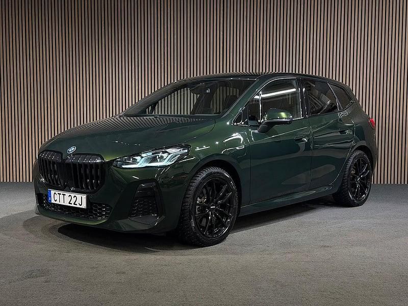 Grön Begagnad 2022 BMW 230 M Sport Minibuss | 388 900 kr - Bild 1/4