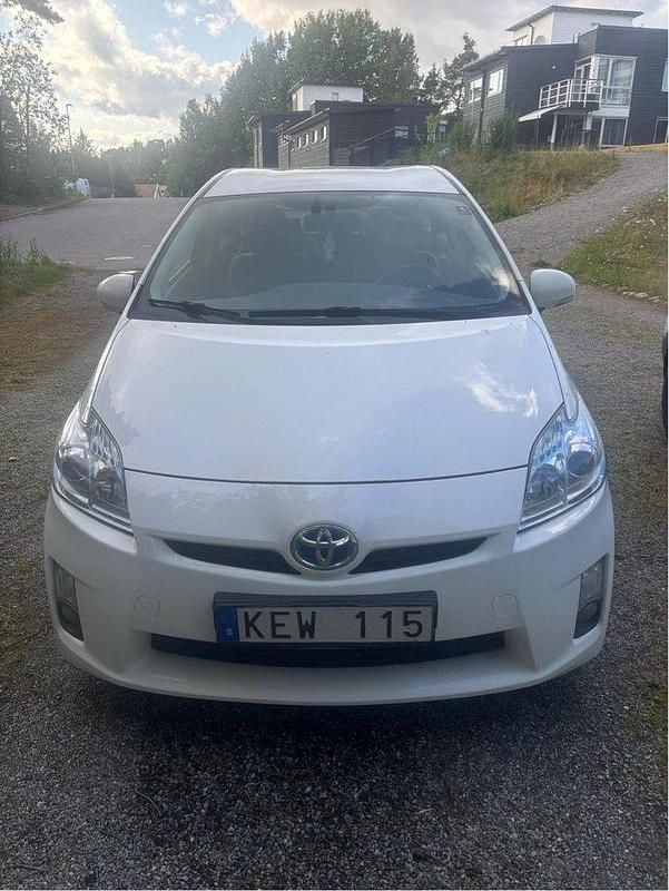 Vit Begagnad 2009 Toyota Prius Halvkombi | 75 000 kr (Marknadspris) - Bild 1/3