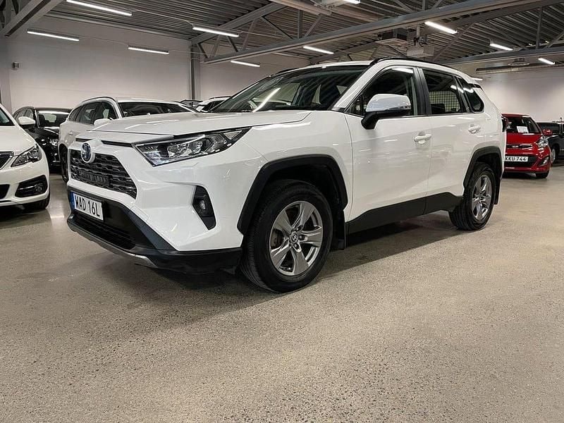 Vit Begagnad 2022 Toyota RAV4 Hybrid Active SUV | 322 900 kr (Marknadspris) - Bild 1/4