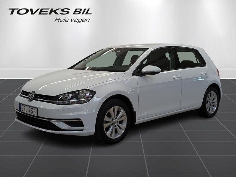 Vit (pure white) Begagnad 2018 VW Golf VII Halvkombi | 179 800 kr (Marknadspris) - Bild 1/4