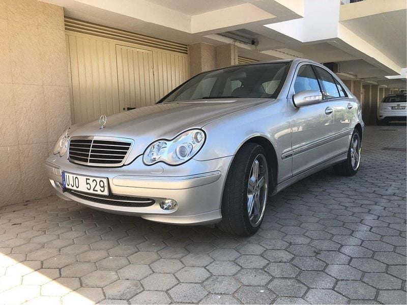 Grå Begagnad 2004 Mercedes C320 Avantgarde Sedan | 69 000 kr - Bild 1/4