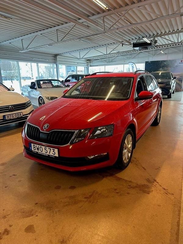 Röd Begagnad 2019 Skoda Octavia Ambition Kombi | 159 899 kr (Marknadspris) - Bild 1/4