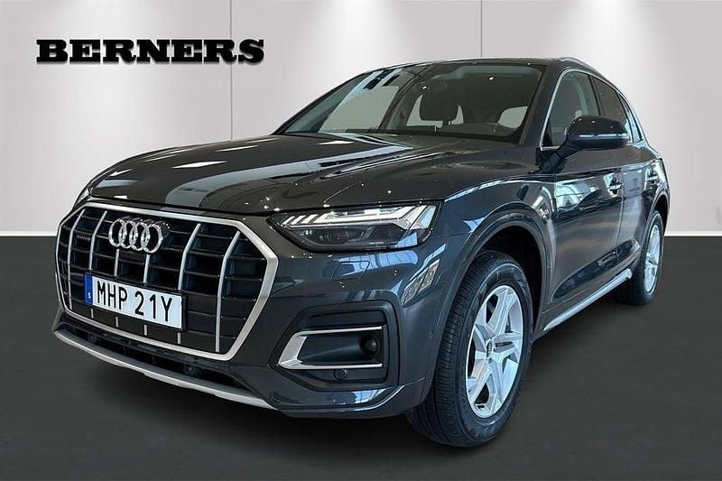 Grå Begagnad 2024 Audi Q5 Comfort SUV | 479 900 kr (Marknadspris) - Bild 1/4