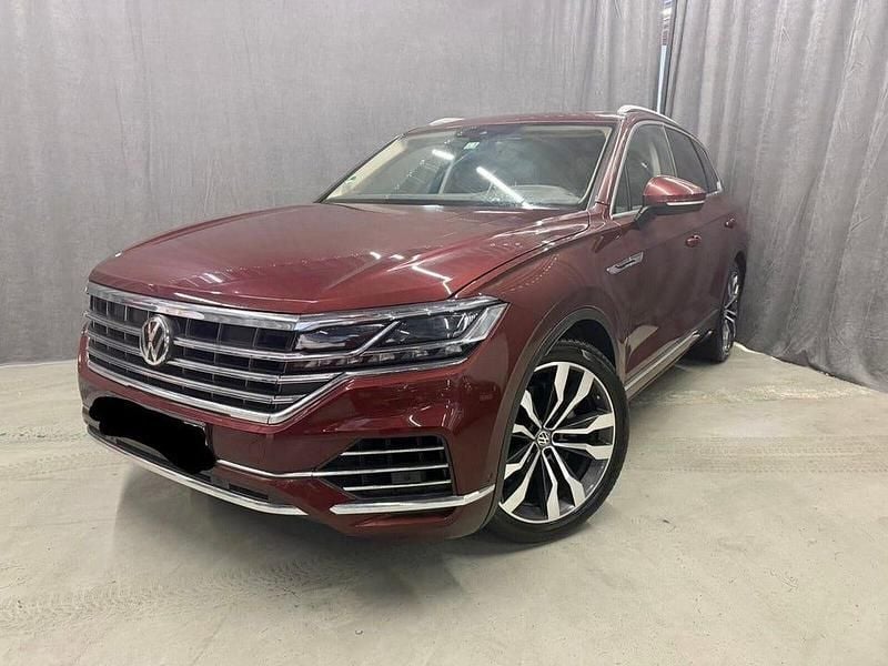 Vinröd Begagnad 2020 VW Touareg SUV | 419 900 kr (Marknadspris) - Bild 1/4
