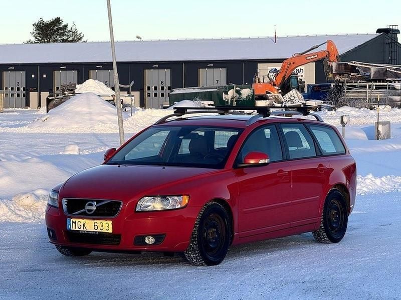 Röd Begagnad 2012 Volvo V50 Momentum Kombi | 73 500 kr (Marknadspris) - Bild 1/3