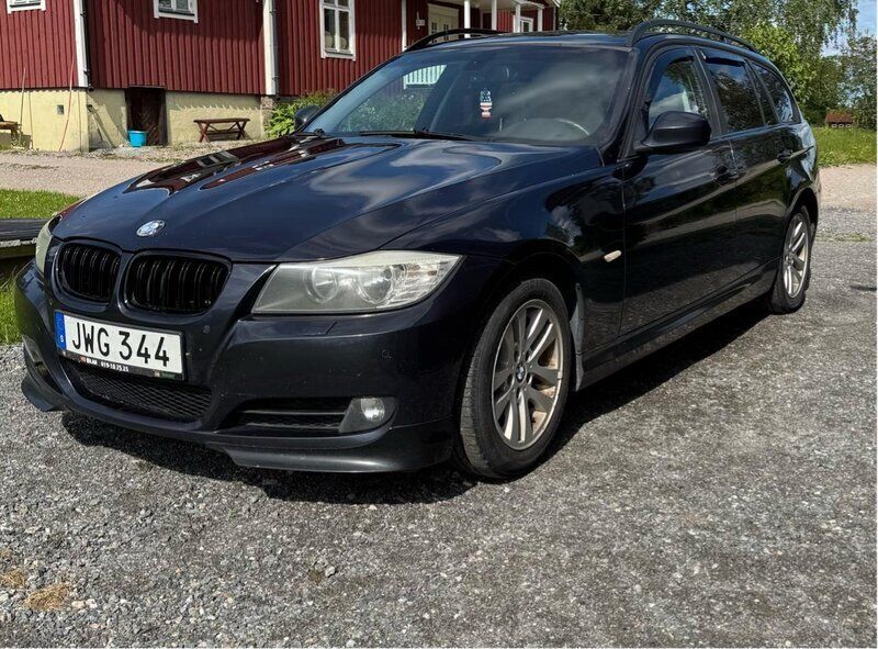 Blå Begagnad 2010 BMW 320 Comfort Edition Kombi | 53 000 kr (Marknadspris) - Bild 1/3