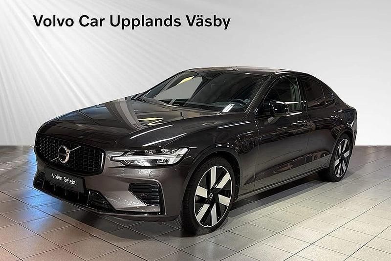 Grå Begagnad 2024 Volvo S60 Plus Sedan | 459 900 kr (Bra pris) - Bild 1/3