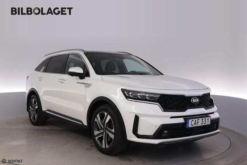 Vit Begagnad 2021 Kia Sorento Plus SUV | 369 500 kr (Marknadspris) - Bild 1/4