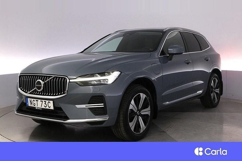 Grå Begagnad 2022 Volvo XC60 Plus SUV | 492 900 kr (Marknadspris) - Bild 1/4