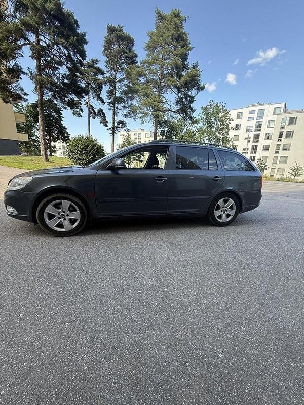 Grå Begagnad 2011 Skoda Octavia Elegance Kombi | 37 000 kr (Marknadspris) - Bild 1/4