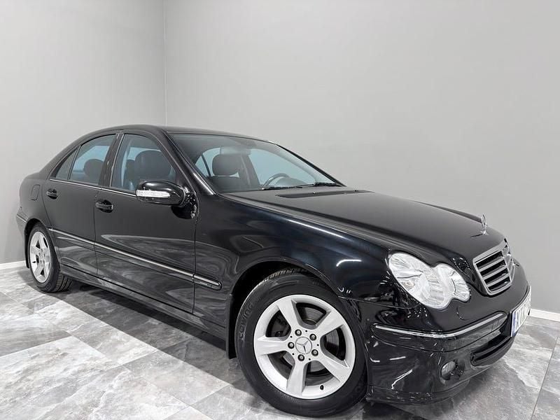 Svart Begagnad 2006 Mercedes C180 Sedan | 84 900 kr (Lite dyr) - Bild 1/4