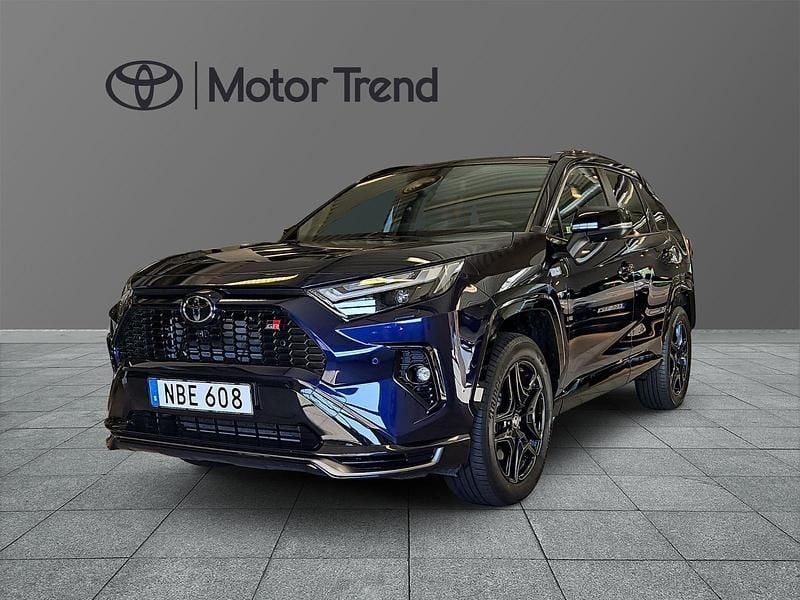 Mörkblå (blå) Begagnad 2023 Toyota RAV4 Hybrid Sport SUV | 539 000 kr (Dyr) - Bild 1/3