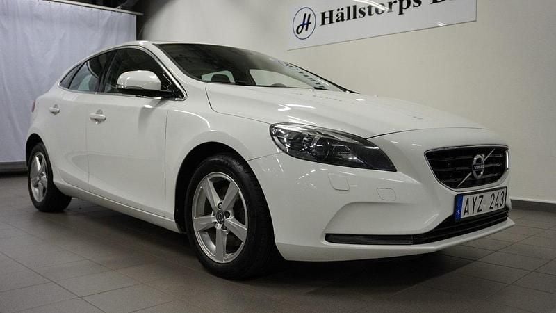 Vit Begagnad 2014 Volvo V40 Momentum Halvkombi | 124 900 kr (Marknadspris) - Bild 1/4