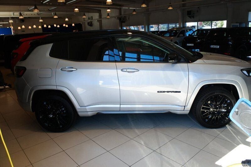 Grå Begagnad 2023 Jeep Compass SUV | 349 900 kr (Marknadspris) - Bild 1/4