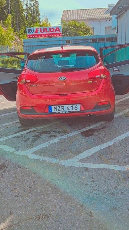 Röd Begagnad 2013 Kia Ceed 3 Halvkombi | 58 900 kr (Bra pris) - Bild 1/4