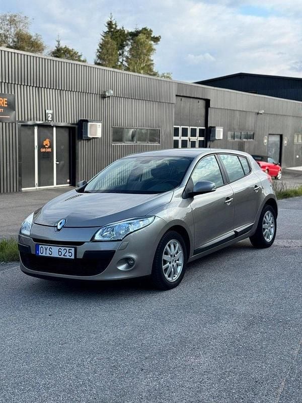 Brun Begagnad 2012 Renault Mégane III Halvkombi | 52 000 kr (Marknadspris) - Bild 1/4