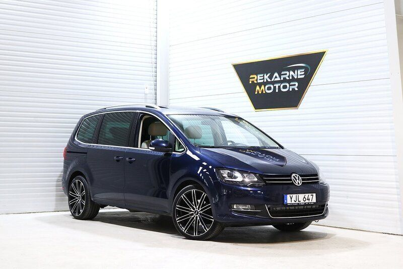 Mörkblå (blå) Begagnad 2016 VW Sharan GT Minibuss | 229 000 kr (Marknadspris) - Bild 1/4