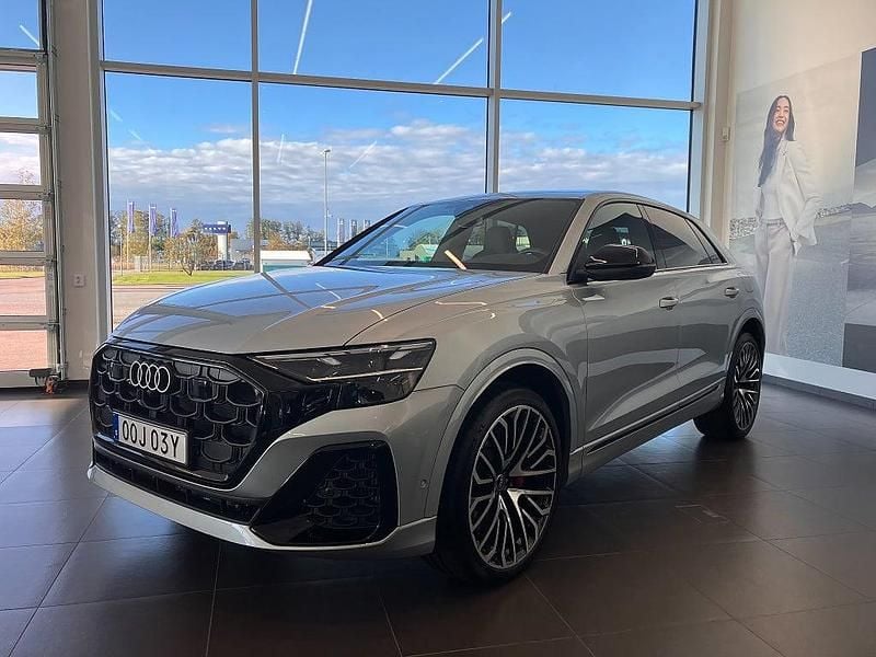 Silver Begagnad 2024 Audi Q8 S-Line SUV | 995 000 kr (Marknadspris) - Bild 1/4